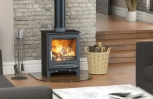 alt=Henley Sherwood 7kW (eco) multifuel stove in a living room.